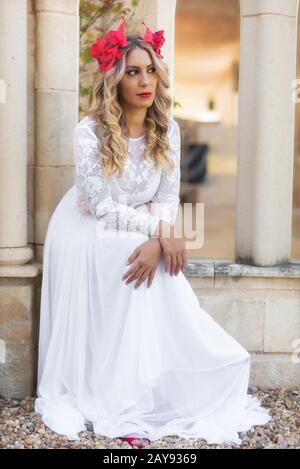 Porträt der schönen blonden Mädchen in Mittelalterliches Kleid mit roten Diadem. Märchen Szene Stockfoto