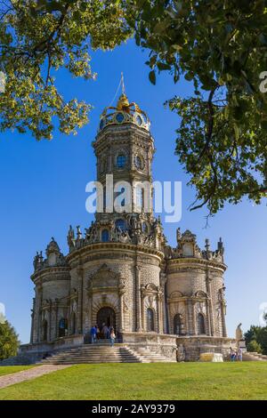 Moskauer Region, Russland - 25. August 2018: Christliche Kirche unserer Lieben Frau vom Zeichen (Znamenskaya-Kirche) in Dubrovitsy Stockfoto