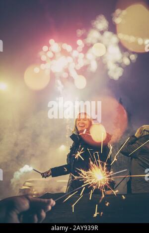 Frau feiert an Silvester im Freien. Stockfoto