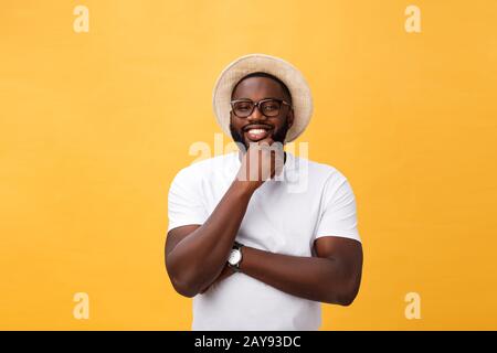 Einzelnen schönen muskulösen schwarzen Mann mit Kopf rasiert, verschränkte Arme und fröhlichen Ausdruck Stockfoto