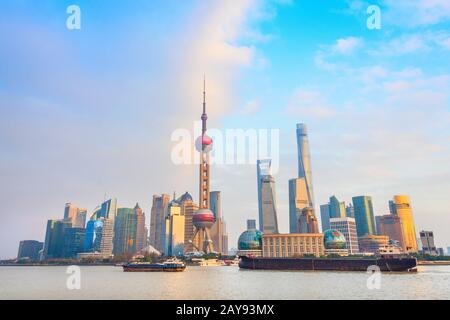 Skyline von Shanghai, Lastkähne am Wasser Stockfoto