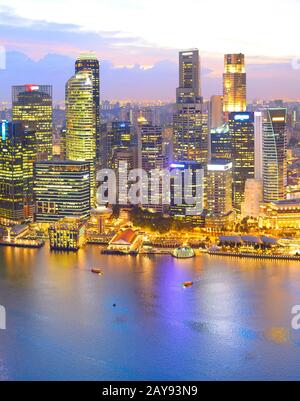 Luftbild aus der Innenstadt von Twilight Singapore Stockfoto