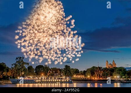 Feuerwerk über dem Rhein mit einem Schiff und den Dom in Speyer in Deutschland Stockfoto