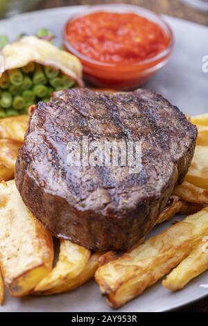 Nahaufnahme des gegrillten Steaks mit pommes frites Stockfoto