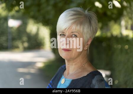 Porträt einer älteren Frau mit weißen Haaren. Stockfoto