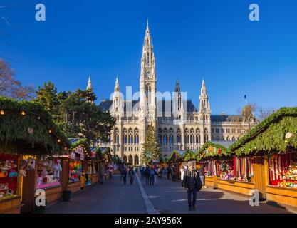 WIEN, ÖSTERREICH - 29. DEZEMBER 2016: Weihnachtsmarkt in der Nähe des Rathauses am 29. Dezember 2016 in Wien Österreich Stockfoto