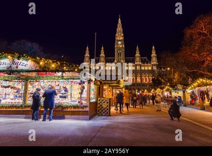 WIEN, ÖSTERREICH - 29. DEZEMBER 2016: Weihnachtsmarkt in der Nähe des Rathauses am 29. Dezember 2016 in Wien Österreich Stockfoto