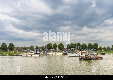 Verschiedene Motoryachten vor dem Stadthafen anlässlich eines Hafenfestes. Stockfoto