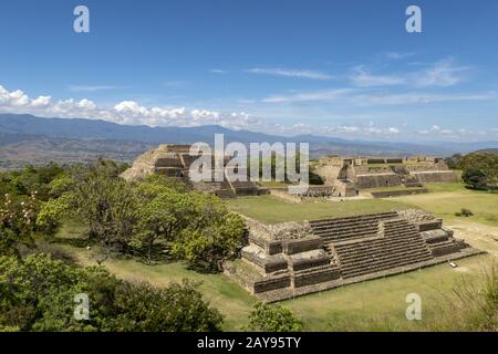Pyramiden auf dem Monte Alban bei Oaxaca, Mexiko Stockfoto