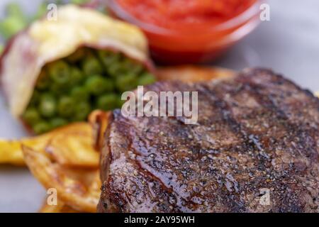 Nahaufnahme von gegrilltem Steak mit pommes frites Stockfoto