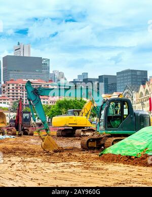 Bagger auf der Baustelle, Singapur Stockfoto