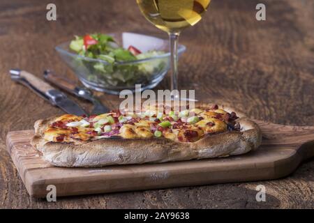 Hausgemachtes französisches Tartflambée mit Wein Stockfoto