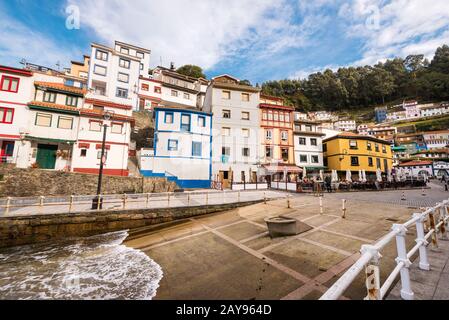 Cudillero, Spanien - November 21, 2018: Die Menschen in den Restaurants der berühmten Fischerdorf Cudillero, in Asturien, Spanien. Stockfoto