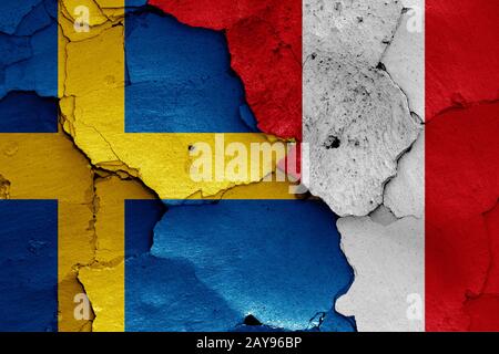 Flagge von Schweden und Peru malte auf Risse an der Wand Stockfoto