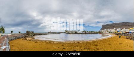 Panoramablick auf die Bucht von Puerto de Mogan. Stockfoto