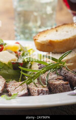 Steakscheiben auf frischem Salat Stockfoto