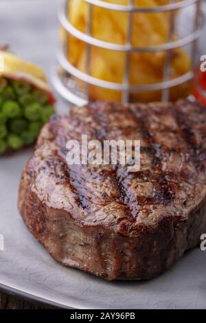 Nahaufnahme von gegrilltem Steak mit pommes frites Stockfoto