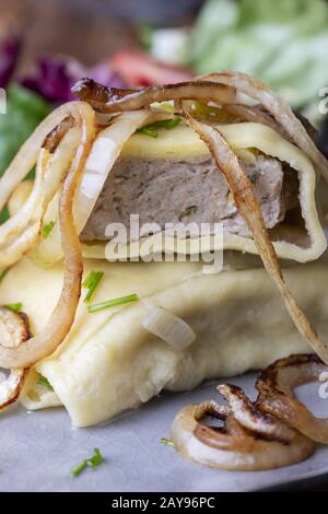 Schwäbische Maultaschen mit Zwiebeln auf einem Teller Stockfoto