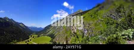 Oytal ist ein Tal in Bayern mit vielen wunderschönen Landschaften Stockfoto