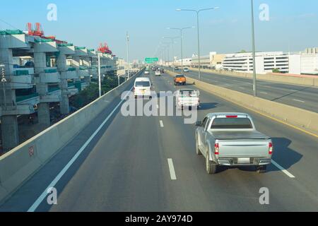 Verkehr auf der Bangkoker Autobahn Stockfoto