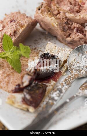 Pflaumeneis und bayrischer Pflaumenkuchen Stockfoto