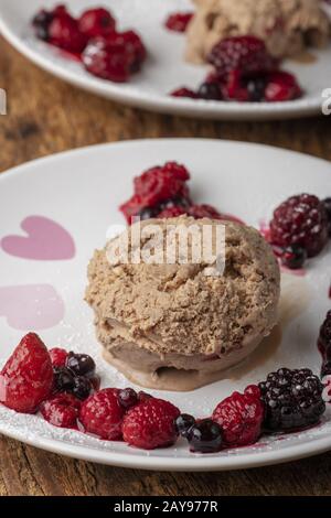 Haselnuss-Eis mit Früchten Stockfoto