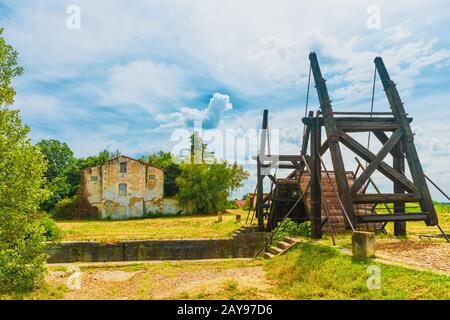 Pont de Langlois mit Wohnhaus. Stockfoto