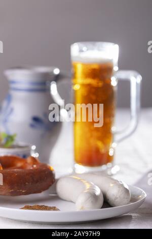 Bayerische Weißwürste mit Brezel Stockfoto