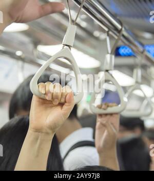 Die Leute im U-Bahn-Zug von Singapur Stockfoto