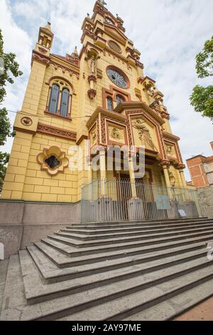 Untere Ansicht des Stadtteils Prado der Kirche Jesus de Nazarene in Medellin Stockfoto