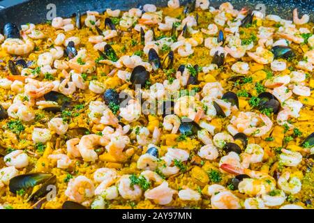 Detail des berühmten spanischen Gerichts namens Paella mit Reisgemüse und Meeresfrüchten Stockfoto