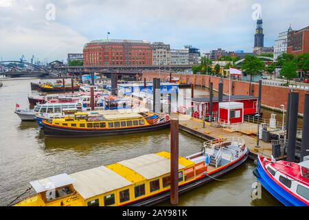 Skyline von Hamburg, Hafen mit Booten Stockfoto