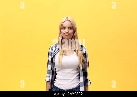 Schöne hübsche charmante junge blonde Frau lächelt fröhlich, hat Spaß im Haus, spielt mit langen geraden Haaren. Hübsches Mädchen l Stockfoto