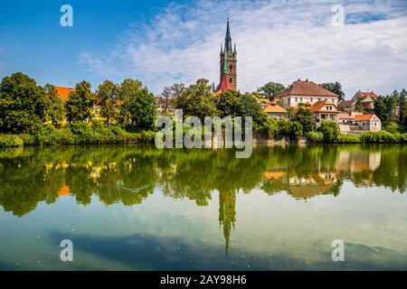 Spiegelung des Kirchturms an der Oberfläche des Teiches Stockfoto