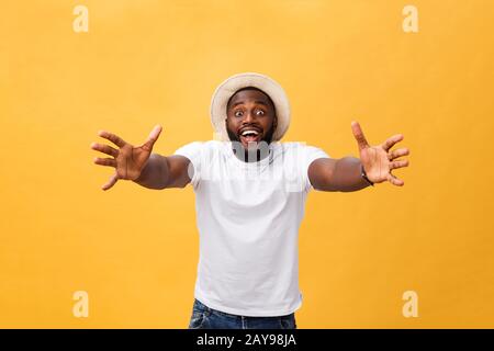 Komm in meine Arme. Portrait eines freudig freundlichen und fröhlichen afroamerikanischen Mannes mit Bart und kurzer Haarschnitt, breit lächelnd Stockfoto