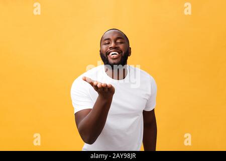 Staunender junger afroamerikanischer Flusspferd mit weißem T-Shirt, das die Hände in überraschter Geste hält und den Mund weit offen hält, sieht aus Stockfoto