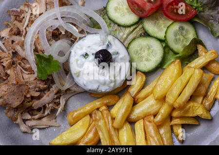 Griechische Gyros mit Tzatziki und Pommes frites Stockfoto