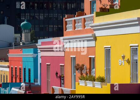 Bunte Häuser im Viertel Bo-Kaap (Upper Cape) in Kapstadt, Südafrika, früher bekannt als Malaiisches Viertel. Stockfoto