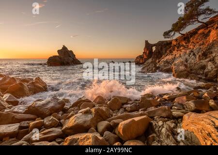 FUSSGÄNGERBRÜCKE CALA DELS FRALES LLORET DE MAR COSTA BRAVA KATALONIEN SPANIEN Stockfoto