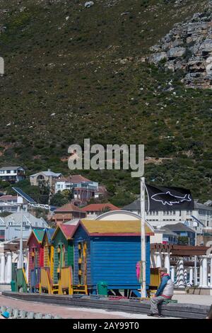 Blick auf bunte Strandhütten am Strand von Muizenberg, einem Strandvorort von Kapstadt, Südafrika. Stockfoto