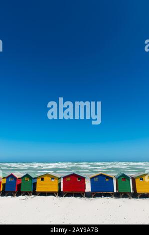 Blick auf bunte Strandhütten am Strand von Muizenberg, einem Strandvorort von Kapstadt, Südafrika. Stockfoto