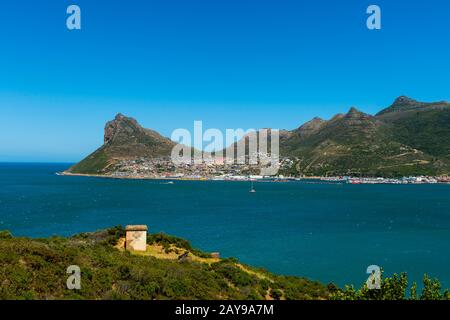 Blick auf die Küste der Hout Bay von der Mautstraße Chapmans Peak Drive, die sich zwischen Noordhoek und Hout Bay an der Atlantikküste auf dem schlängelt Stockfoto