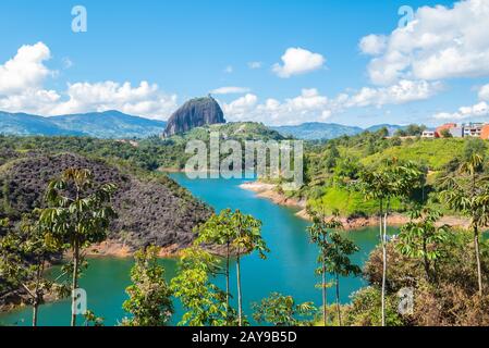 Penol Stein Panoramaaussicht vom See an einem sonnigen Tag Stockfoto