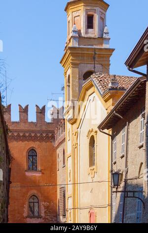 kirche und Haus mittelalterlichen im Dorf Arquato Burg Piacenza Italien Stockfoto