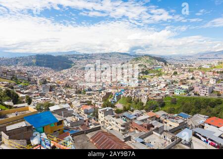 Blick auf Quito vom Viertel El Tejar bei Tag Stockfoto