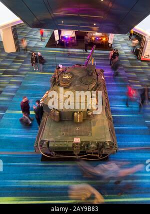 Toronto, Kanada. Februar 2020. Besucher sehen sich einen Leopard C2-Hauptkampftank während der kanadischen Internationalen Autoschau 2020 im Metro Toronto Convention Center in Toronto, Kanada, am 14. Februar 2020 an. Die jährliche zehntägige Veranstaltung startete hier am Freitag mit einer Anzeige von mehr als 1.000 Fahrzeugen unterschiedlicher Art. Credit: Zou Zheng/Xinhua/Alamy Live News Stockfoto