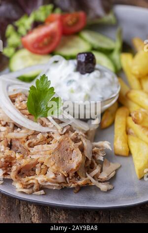 Griechische Gyros mit Tzatziki und Pommes frites Stockfoto