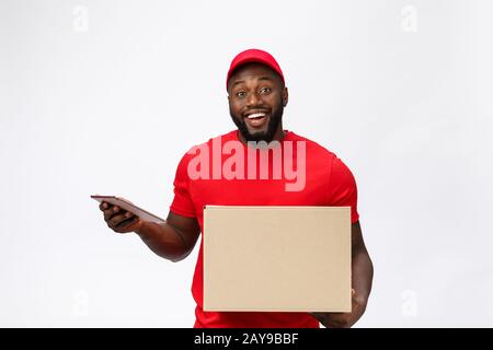 Lieferkonzept - Portrait von Ansehnlichen afroamerikanischen Lieferern oder Kurierern, die ein Bestätigungsformular zur Unterschrift zeigen. ICH Stockfoto