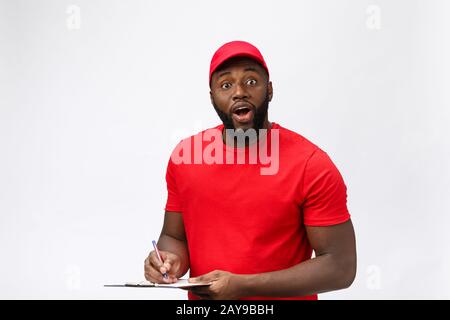 Lieferkonzept - Portrait von Ansehnlichen afroamerikanischen Lieferern oder Kurierern, die ein Bestätigungsformular zur Unterschrift zeigen. ICH Stockfoto