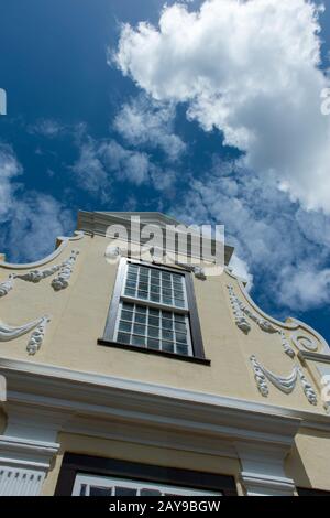 Detail der holländischen Kolonialarchitektur des alten Gehöfts bei Vergelegen, einem historischen Weingut in Somerset West, in der Provinz Westkappland von Stockfoto